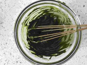 抹茶粉加入矿泉水2，用小号打蛋器搅拌细腻。