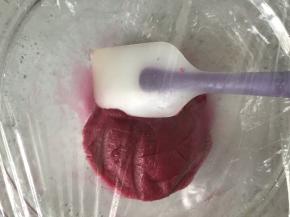 拌好后盖上保鲜膜防止表面干燥。