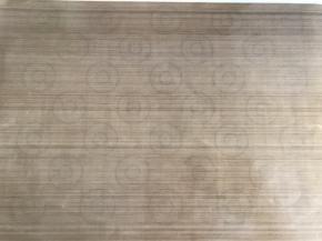 油布下面垫上马卡龙垫纸，放在无边烤盘上铺平。