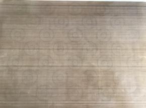 油布下面垫上马卡龙垫纸，放在无边烤盘上铺平。