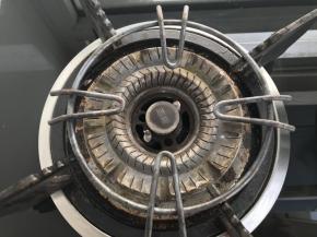 煤气灶上要垫上这个支架，因为奶锅太小，不能直接坐在火上，会烧焦糖水。