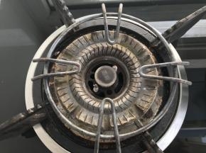煤气灶上要垫上这个支架，因为奶锅太小，不能直接坐在火上，会烧焦糖水。