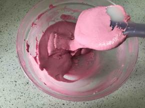 拌匀的面糊呈飘带一样落下，能够连续堆叠三到四折即可。