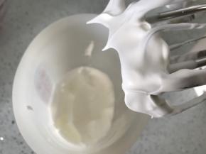 开动打蛋器直接将蛋白打发，我是用的祈和的380瓦的打蛋器，开一档打发的蛋白，把蛋白打到直立的小尖角状态停止，大家做马卡龙最好选择250瓦以上的打蛋器，功率太低的打蛋器很难将蛋白霜打硬的。