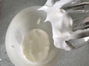 开动打蛋器直接将蛋白打发，我是用的祈和的380瓦的打蛋器，开一档打发的蛋白，把蛋白打到直立的小尖角状态停止，大家做马卡龙最好选择250瓦以上的打蛋器，功率太低的打蛋器很难将蛋白霜打硬的。
