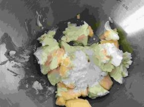 之后做夹馅，把奶油奶酪和黄油室温软化，加入糖粉打发至细腻蓬松的状态。