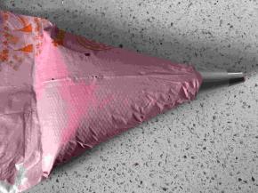 将面糊装入裱花袋，用刮板将面糊推到裱花袋前端。这步就要开始预热烤箱了，有热风功能的烤箱直接开热风上下火165度，预热30分钟，因为马卡龙的最佳温度在155到165之间，她对温度特别敏感，太高会上色，太低导致马卡龙空心。一般家用普通烤箱预热在30分钟左右是最稳定的状态，所以要预热30分钟。