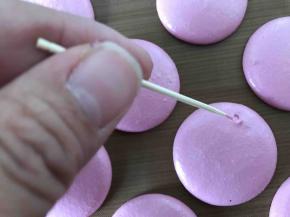 之后用牙签挑破气泡。