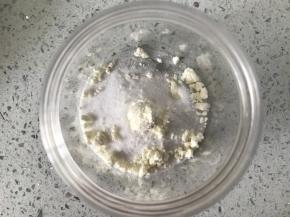 把细砂糖1和一克蛋白粉放到小罐子里，盖上盖子左右摇匀备用。