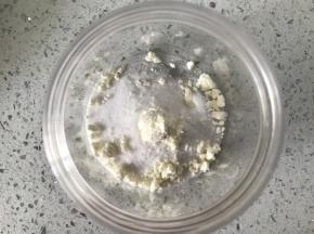 把细砂糖1和一克蛋白粉放到小罐子里，盖上盖子左右摇匀备用。