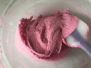 翻拌均匀后，加入剩下的蛋白霜，继续切拌➕翻拌手法，将面糊与蛋白霜拌匀。