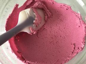 采用压拌的手法让蛋白霜尽量的消泡，使劲压拌均匀，千万别手软。