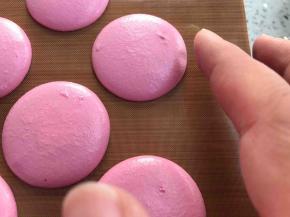 放在室温下晾皮，一般北方的室温都比较干燥，晾皮在20分钟左右就差不多晾好了，不要超过30分钟，晾皮太久会开裂，如果在南方空气比较潮湿的话，就用烤箱热风发酵功能晾皮15分钟就好了，听说吹风机也可以，但我没试过，晾皮到用手轻轻去碰马卡龙边缘不粘手即可。