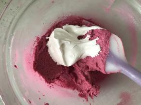 压拌均匀后再加入三分之一蛋白霜，这次要轻拌，先切拌，再翻拌，这步注意的是，每次翻拌粘到硅胶刀上的蛋白霜要清理干净，不要留有蛋白霜，否则马卡龙的裙边会歪斜。