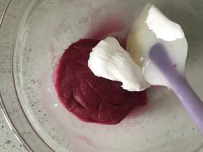 将三分之一蛋白霜放到面糊里