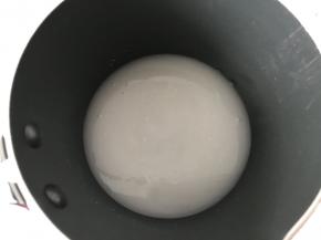 用筷子把细砂糖和水搅拌均匀。