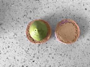 马卡龙壳晾凉后进行配对，每两片大小一致，然后将馅料挤在马卡龙壳中间。