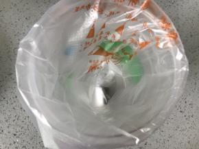 裱花袋套上裱花嘴，放在高一点杯子里，裱花嘴我用的是三能7066圆口的。