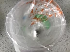 裱花袋套上裱花嘴，放在高一点杯子里，裱花嘴我用的是三能7066圆口的。