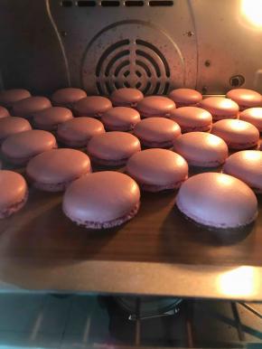 晾皮好了以后，放入烤箱开始热风上下火165度烘烤15分钟，如果你的之前所有步骤都做到位的话，不出十分钟裙边就会显现，一般在5分钟左右裙边几乎就出来了，10分钟以后慢慢回落至熟，马卡龙熟了以后，你轻轻推她不动就证明熟了，烤好后一定要马上拿出来晾凉，晾透之后再取下来。