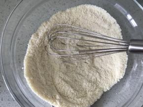 首先把杏仁粉和糖粉过筛，有的杏仁粉特别细，不用过筛也可以，因为我的杏仁粉放的时间比较长，有结块了，所以我过遍筛，这样更细腻些。