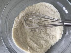 首先把杏仁粉和糖粉过筛，有的杏仁粉特别细，不用过筛也可以，因为我的杏仁粉放的时间比较长，有结块了，所以我过遍筛，这样更细腻些。