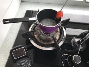 打发蛋白的同时全程开小火，熬糖水，千万别开大火，大火直接就把糖水熬干了。