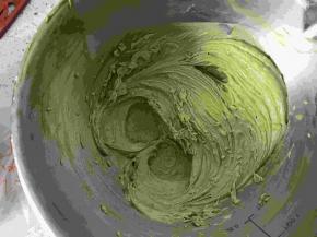 把抹茶糊倒入奶油霜中用打蛋器搅拌均匀
