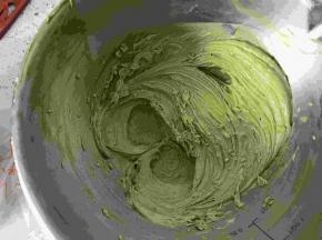 把抹茶糊倒入奶油霜中用打蛋器搅拌均匀