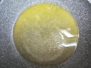 黄油中小火加热至融化。