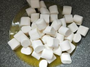 加入棉花糖翻炒。