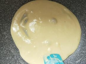 炒至奶粉完全混合后关火。