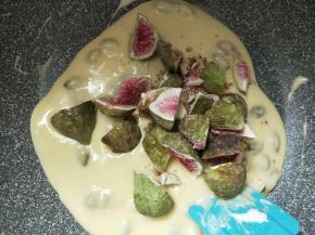 加入冻干无花果翻炒均匀。