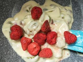 加入冻干草莓翻炒均匀。