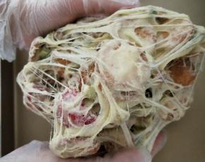 带上手套，不断翻折，使所有食材完全被棉花糖包裹。