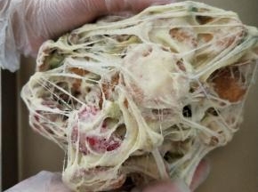 带上手套，不断翻折，使所有食材完全被棉花糖包裹。