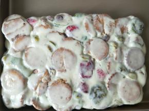 借助刮板整成长方形。