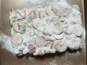 表面筛少许奶粉。