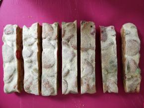 先切成长条，再切成合适大小的小块。