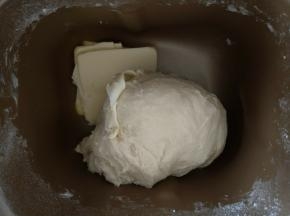 加入黄油继续揉15分钟。