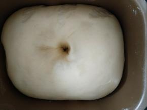 放入面包机发酵至两倍大，用手戳个洞不回缩不塌陷即可。