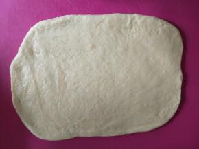 面团取出擀开，按压排气。