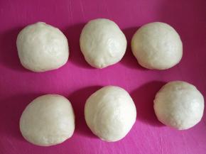 排气好的面团分成6份，滚圆松弛10分钟。