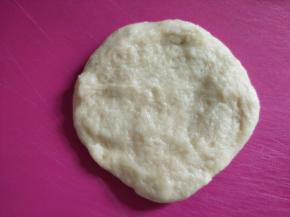 取一个面团擀开。