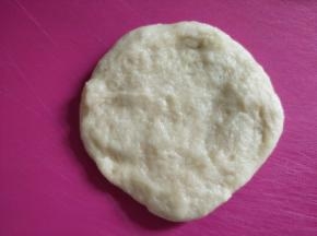 取一个面团擀开。