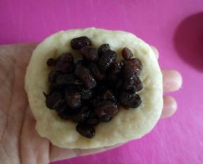 包入蜜红豆，收口捏紧朝下。