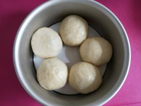 放入模具中进行二发，旁边放一碗热水。