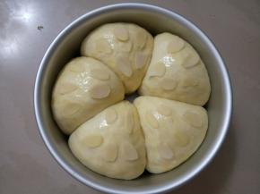 发至两倍大，取出表面刷蛋液，撒上杏仁片。