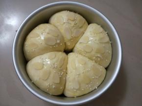 再撒上白芝麻。入预热好的烤箱中下层170度烤25分钟。注意加盖锡纸。