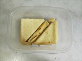 盒子底部先铺满一层蛋糕。